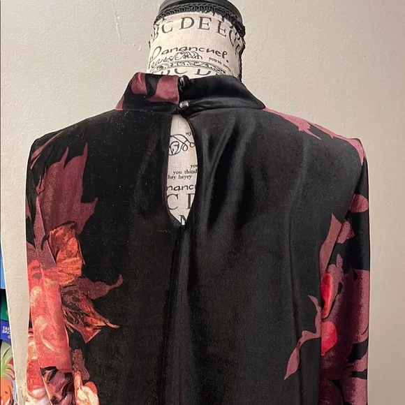 Sandra Darren Black and Red Velvet Sheath Dress with 3/4 Sleeves and Mock Neck - Picture 2 of 3